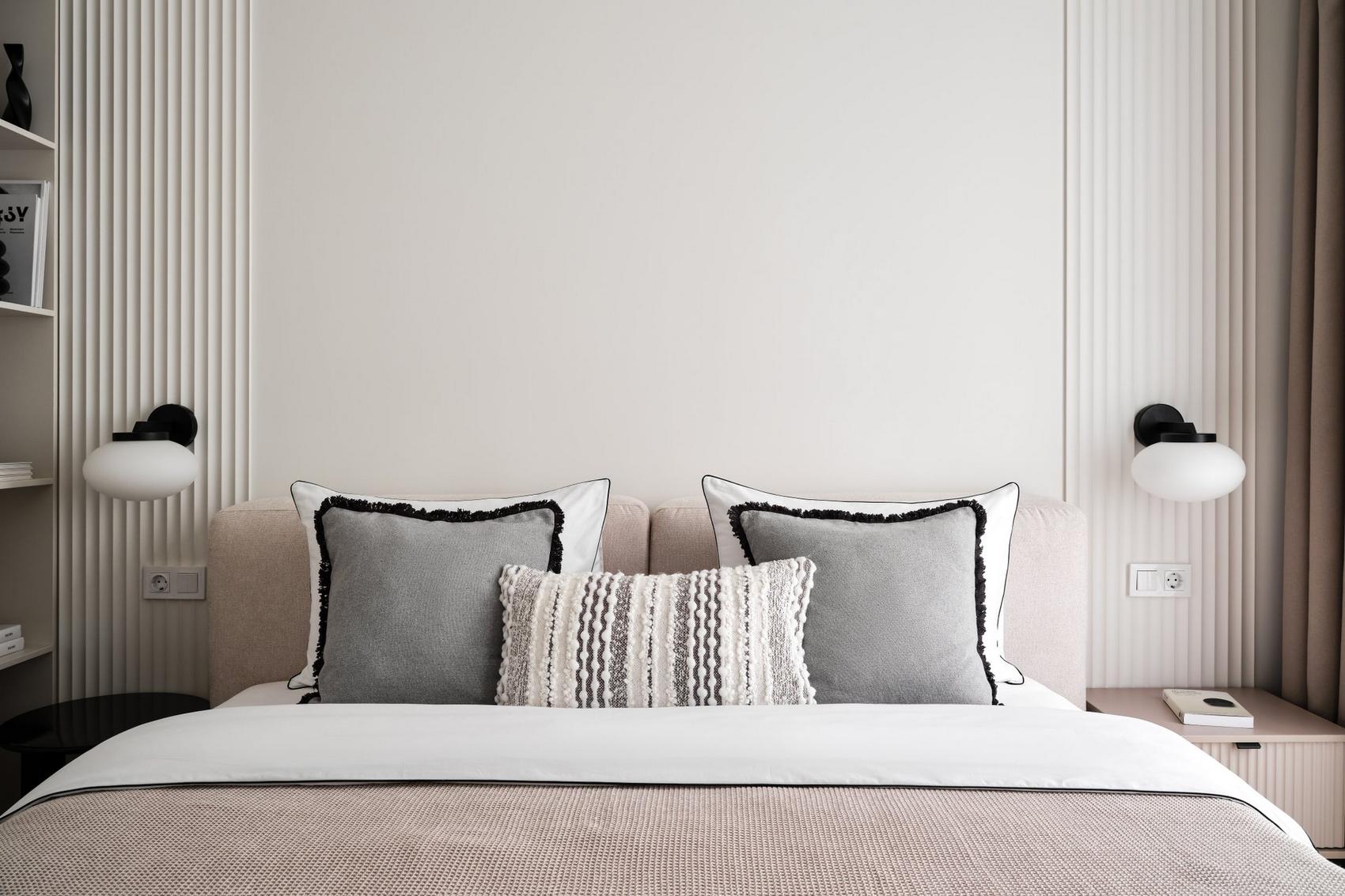 Otthonos és időtálló meleg monokróm lakásdekoráció