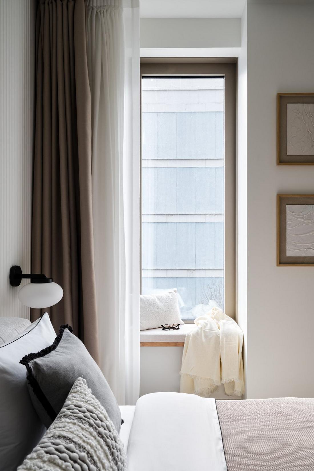 Otthonos és időtálló meleg monokróm lakásdekoráció