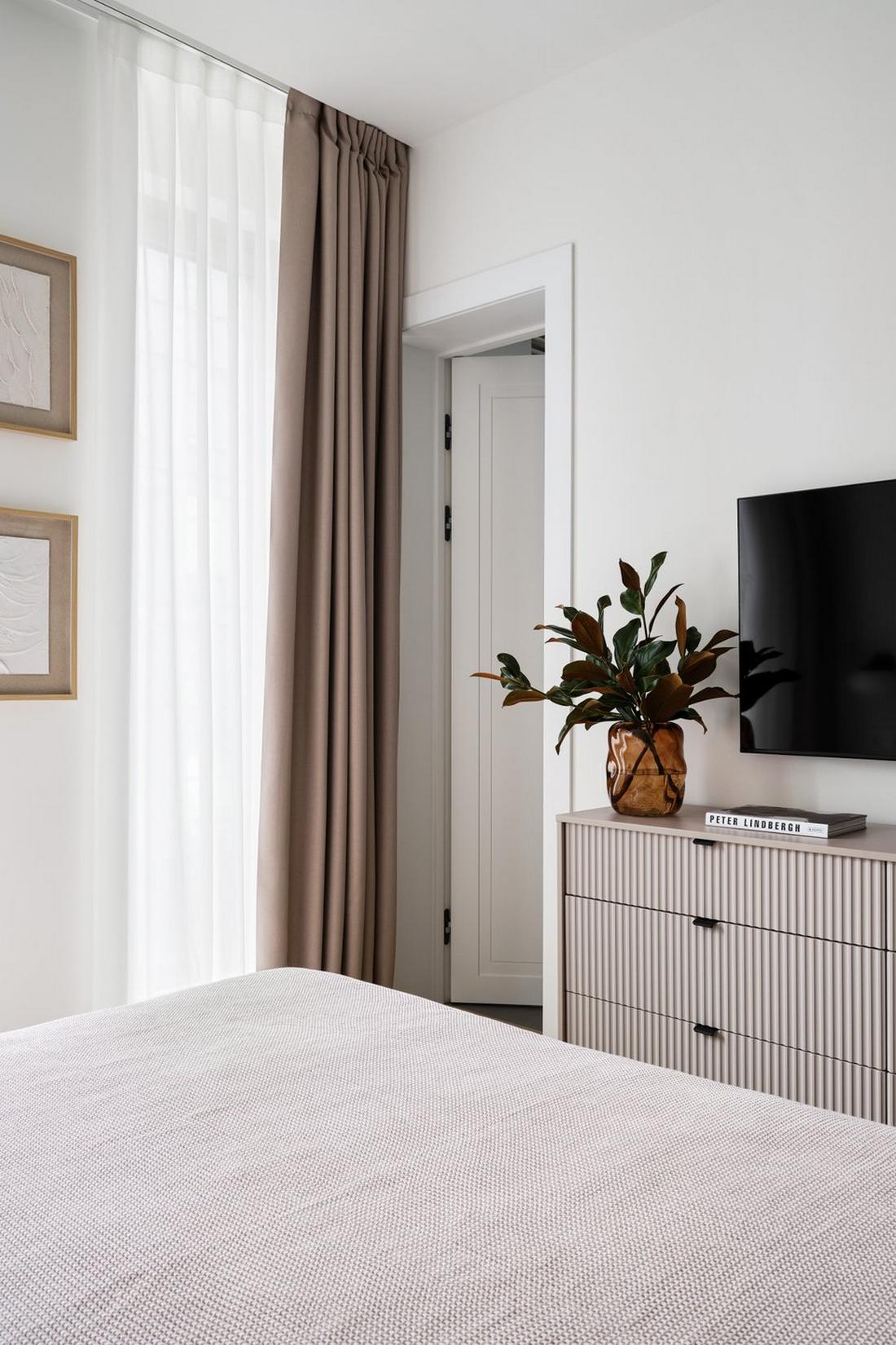 Otthonos és időtálló meleg monokróm lakásdekoráció