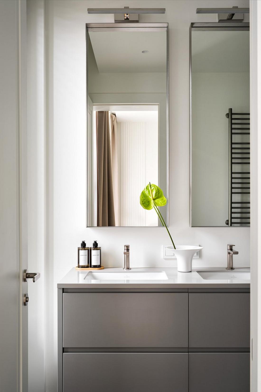 Otthonos és időtálló meleg monokróm lakásdekoráció