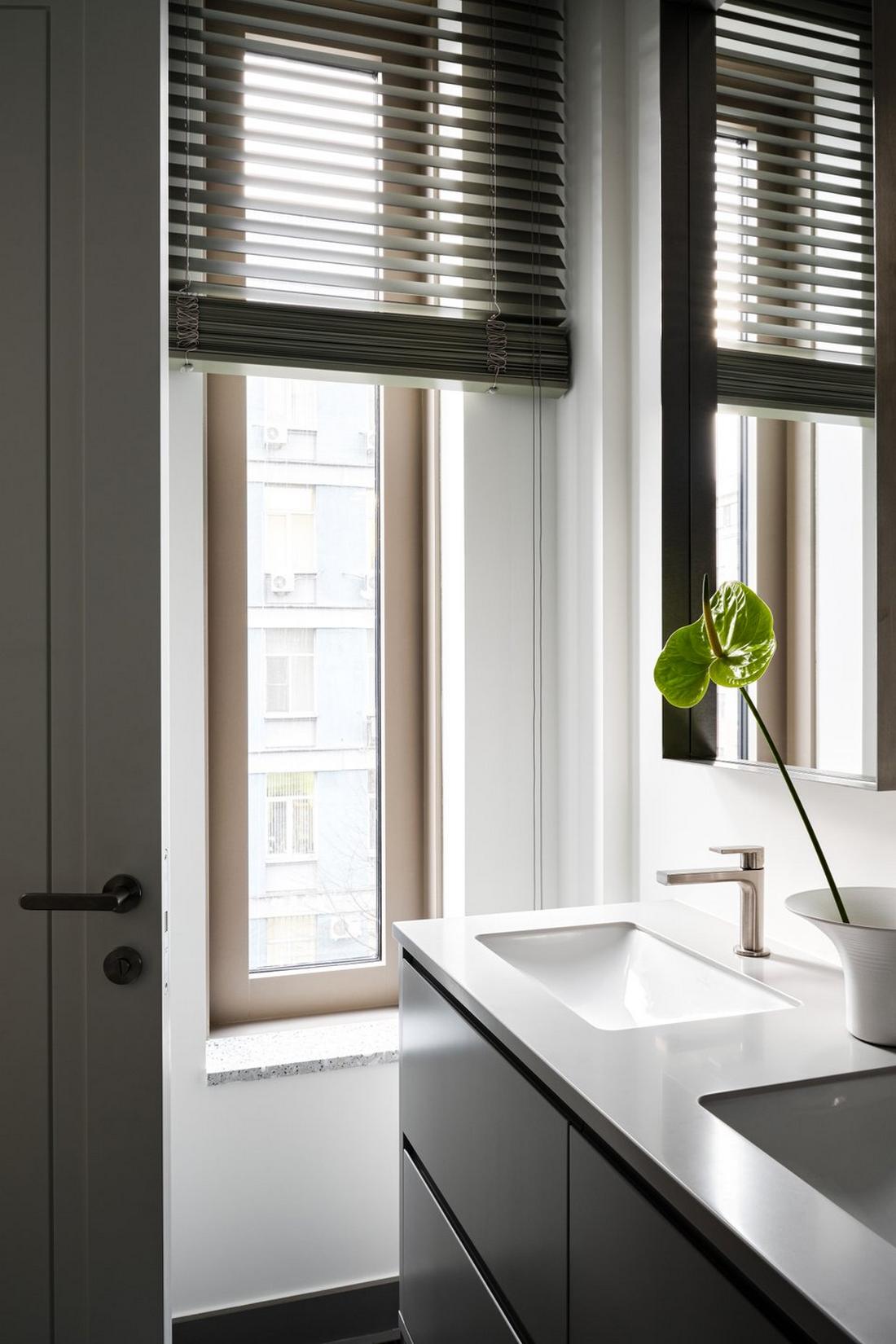 Otthonos és időtálló meleg monokróm lakásdekoráció