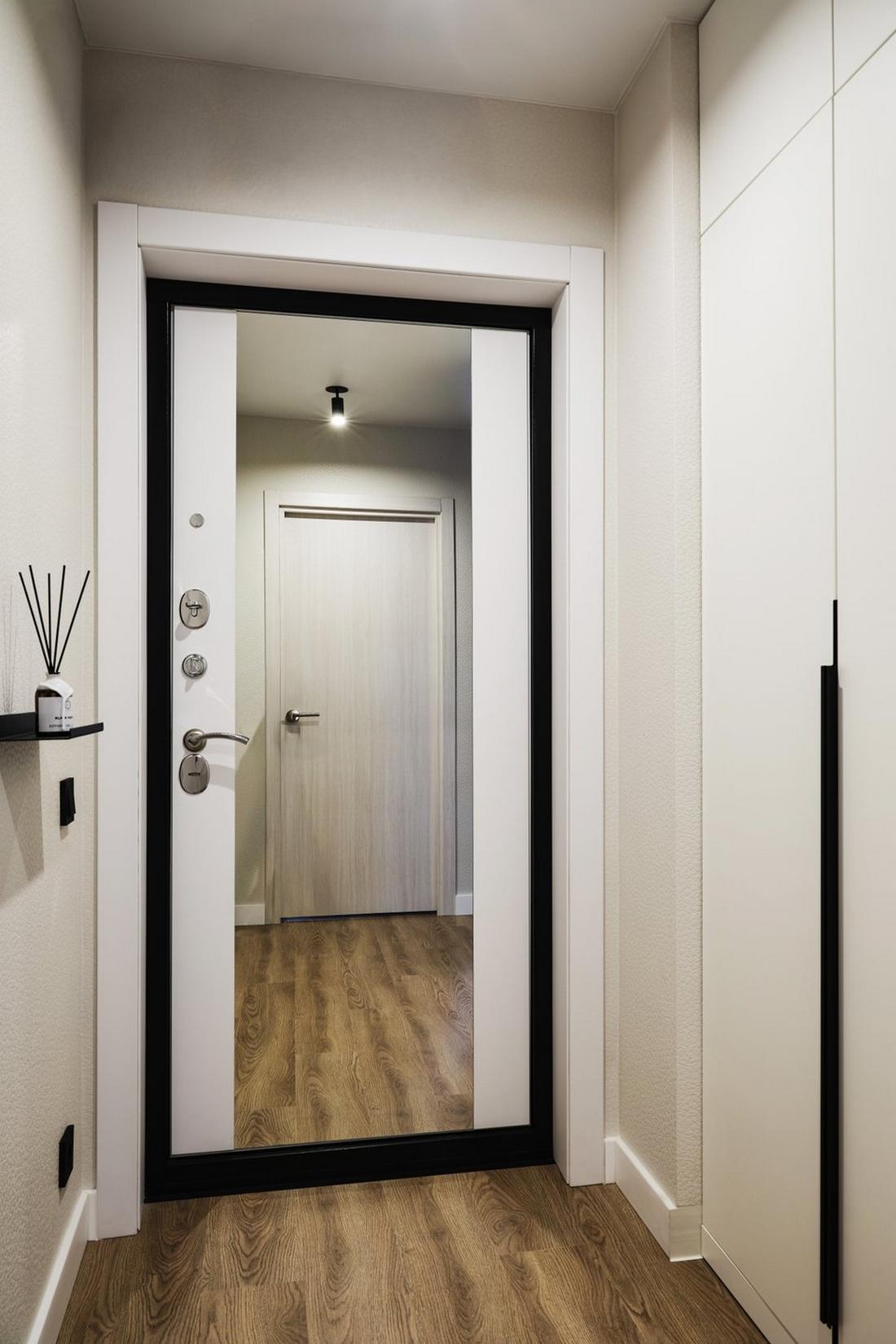 Hogyan adott minden helyiségnek karaktert a fekete szín a fiatal informatikus nő lakásában