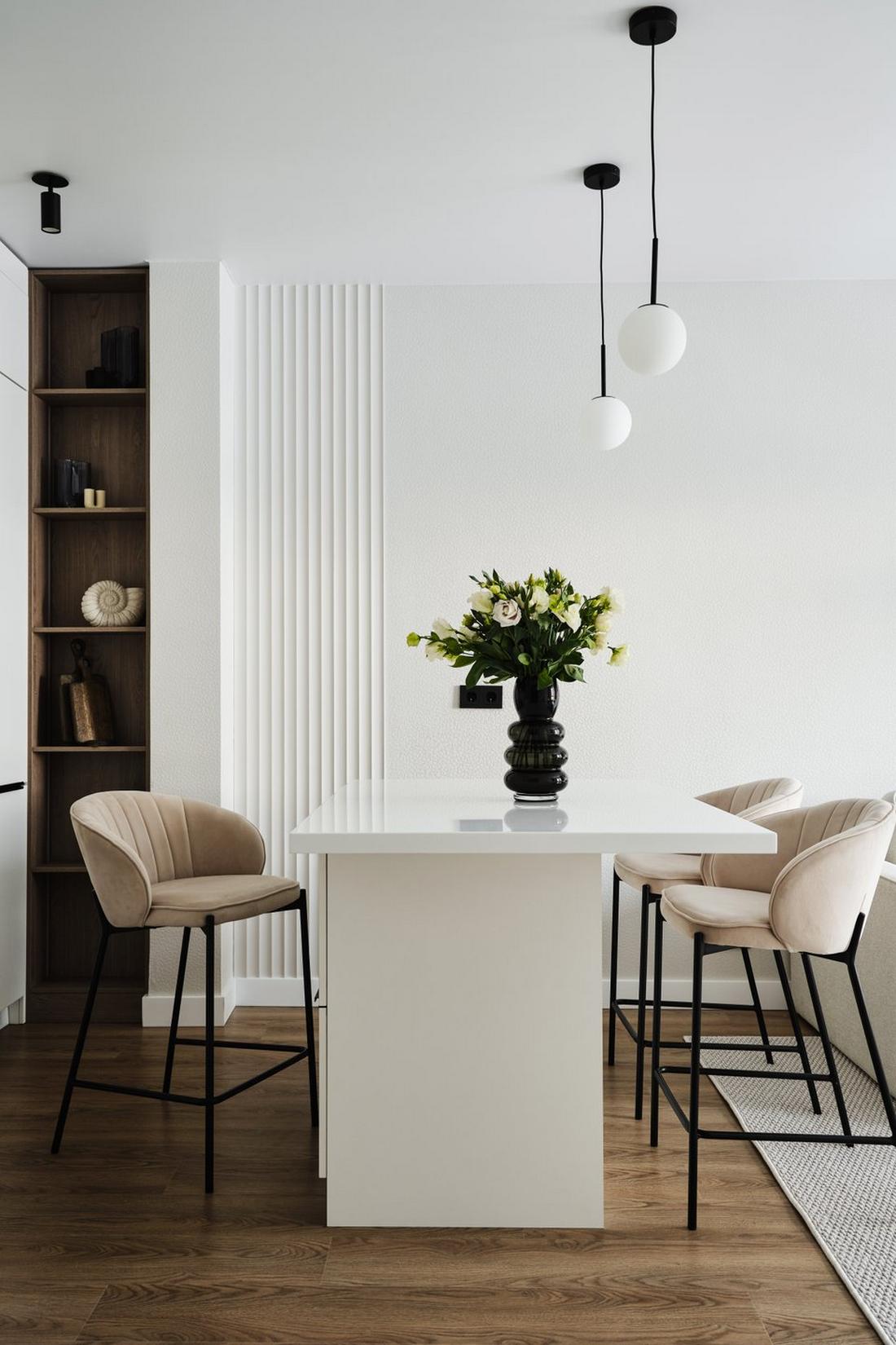 Hogyan adott minden helyiségnek karaktert a fekete szín a fiatal informatikus nő lakásában