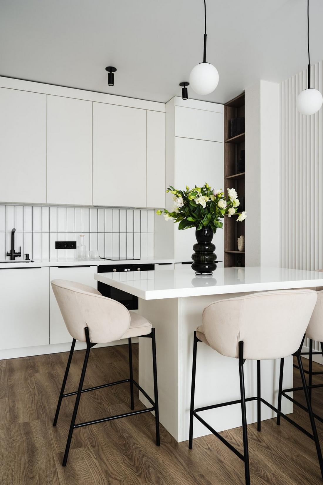 Hogyan adott minden helyiségnek karaktert a fekete szín a fiatal informatikus nő lakásában