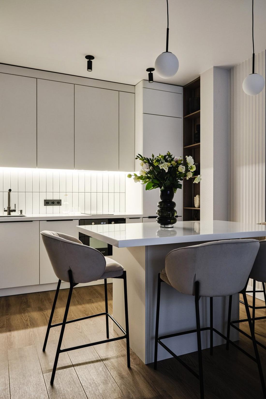 Hogyan adott minden helyiségnek karaktert a fekete szín a fiatal informatikus nő lakásában