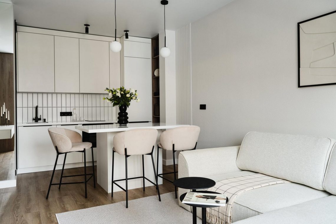 Hogyan adott minden helyiségnek karaktert a fekete szín a fiatal informatikus nő lakásában