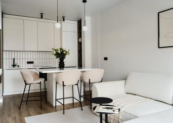 Hogyan adott minden helyiségnek karaktert a fekete szín a fiatal informatikus nő lakásában