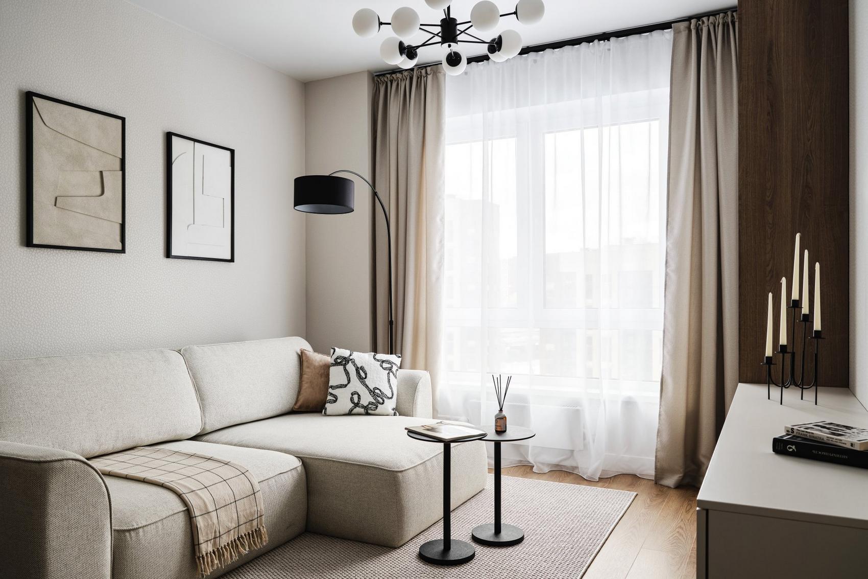 Hogyan adott minden helyiségnek karaktert a fekete szín a fiatal informatikus nő lakásában