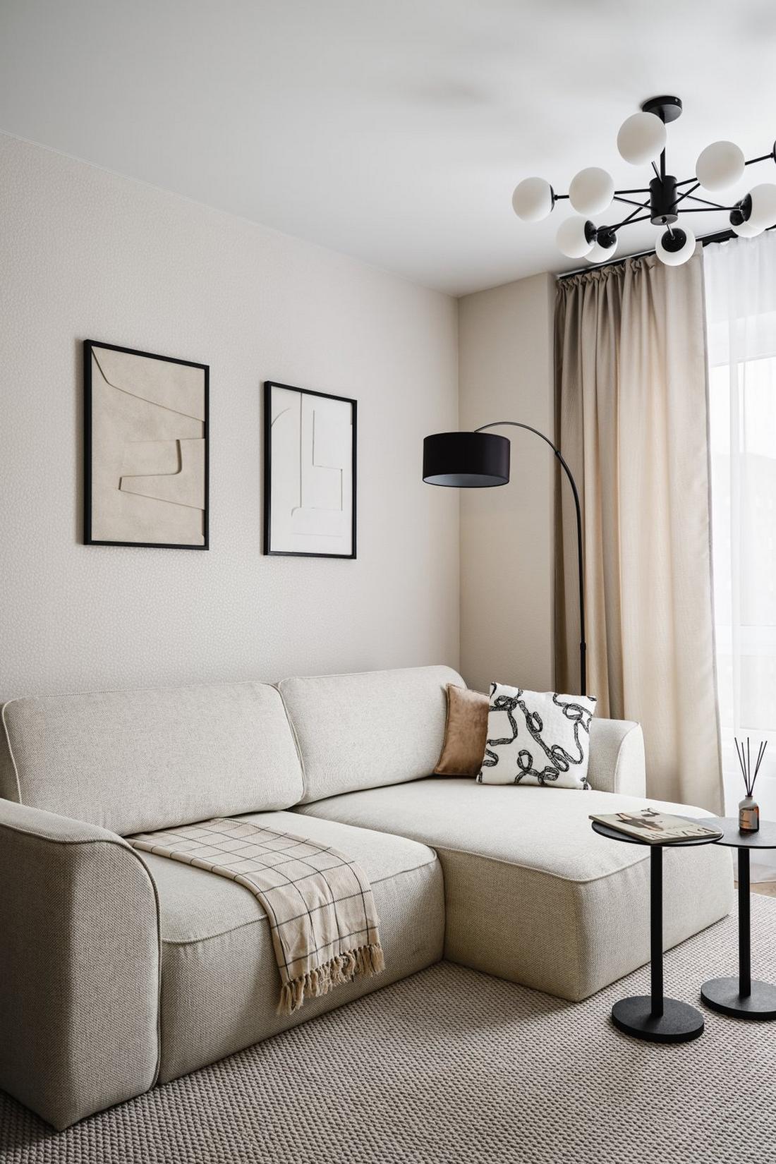 Hogyan adott minden helyiségnek karaktert a fekete szín a fiatal informatikus nő lakásában