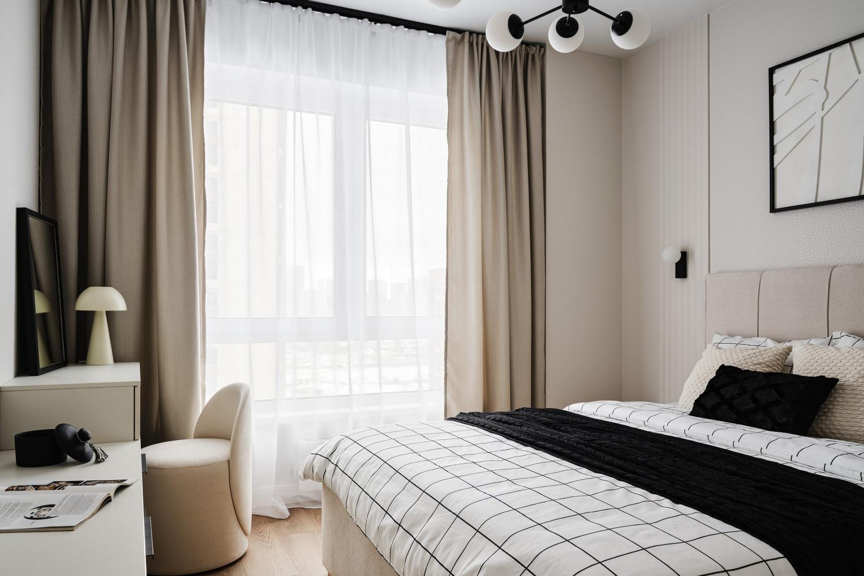 Hogyan adott minden helyiségnek karaktert a fekete szín a fiatal informatikus nő lakásában