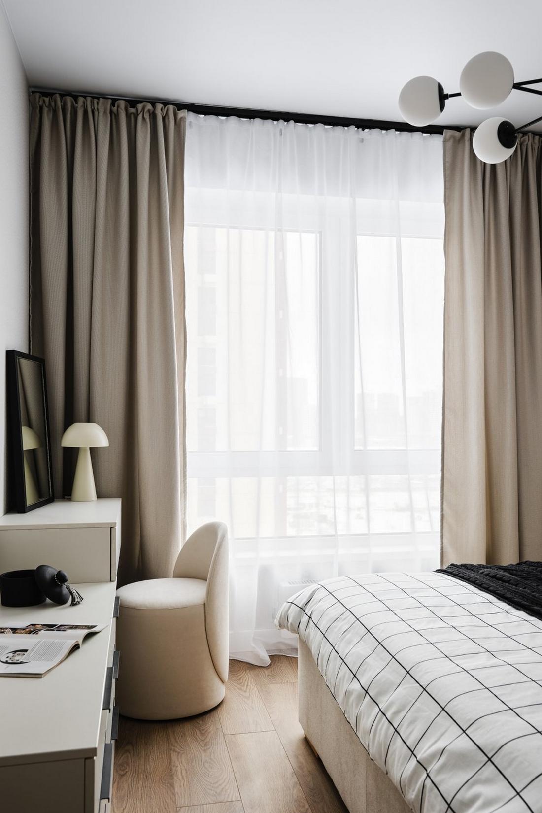 Hogyan adott minden helyiségnek karaktert a fekete szín a fiatal informatikus nő lakásában