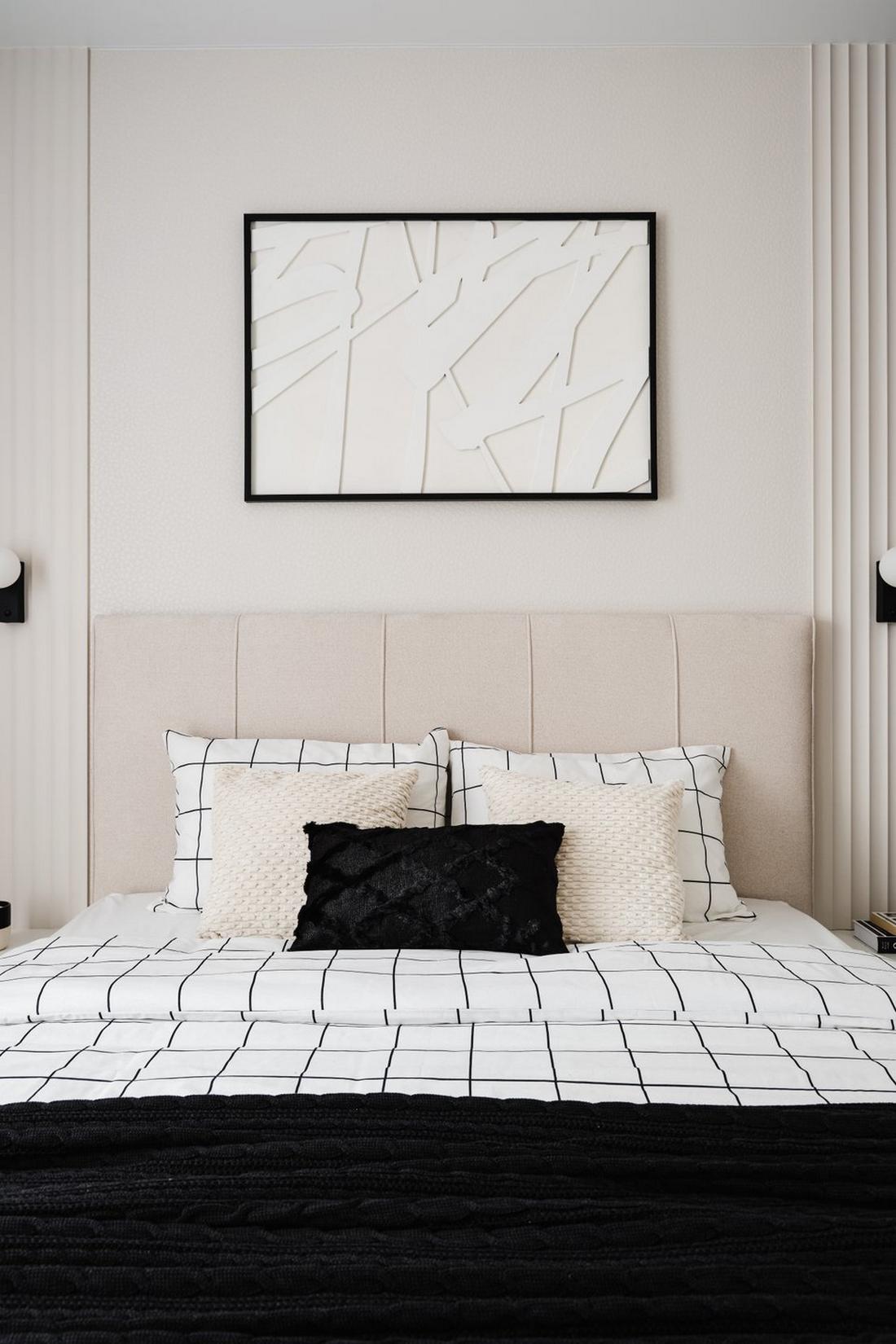 Hogyan adott minden helyiségnek karaktert a fekete szín a fiatal informatikus nő lakásában