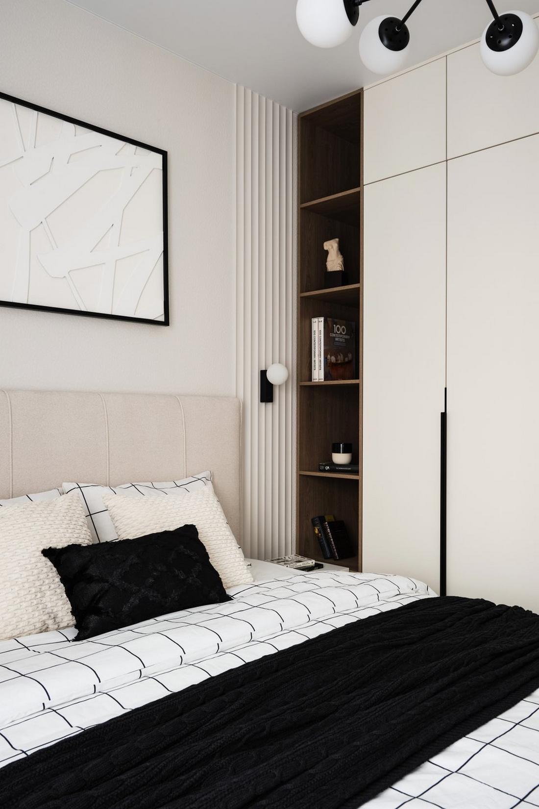 Hogyan adott minden helyiségnek karaktert a fekete szín a fiatal informatikus nő lakásában