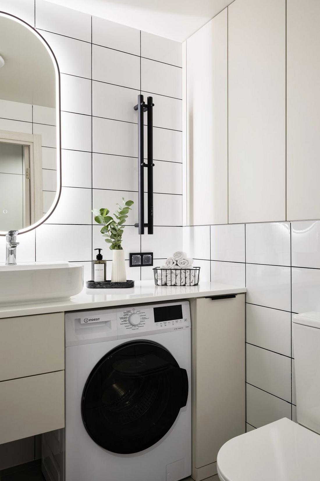 Hogyan adott minden helyiségnek karaktert a fekete szín a fiatal informatikus nő lakásában