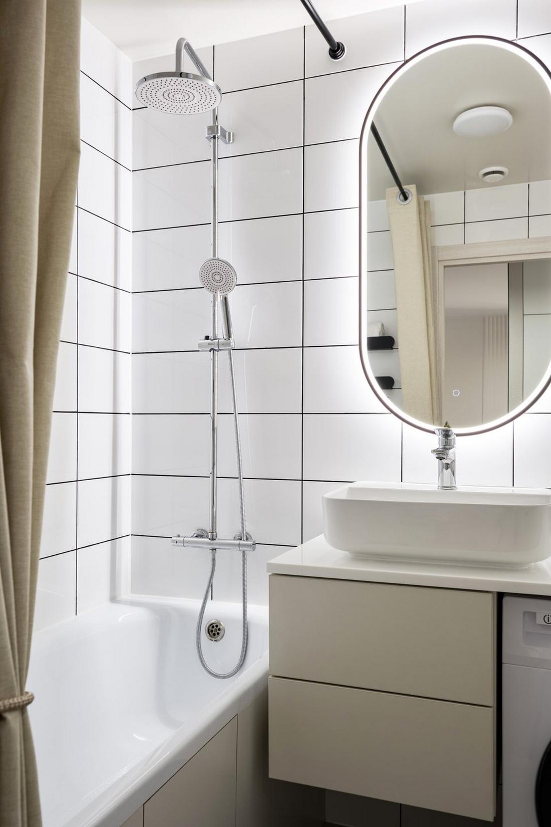 Hogyan adott minden helyiségnek karaktert a fekete szín a fiatal informatikus nő lakásában