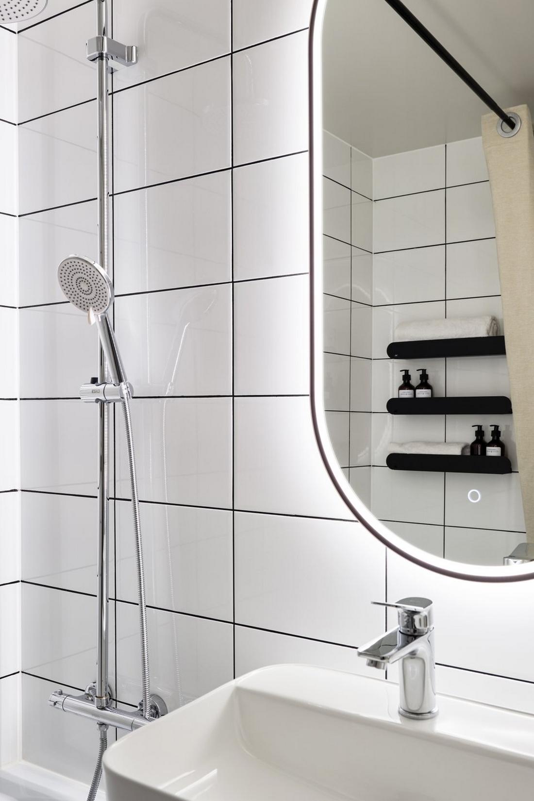 Hogyan adott minden helyiségnek karaktert a fekete szín a fiatal informatikus nő lakásában