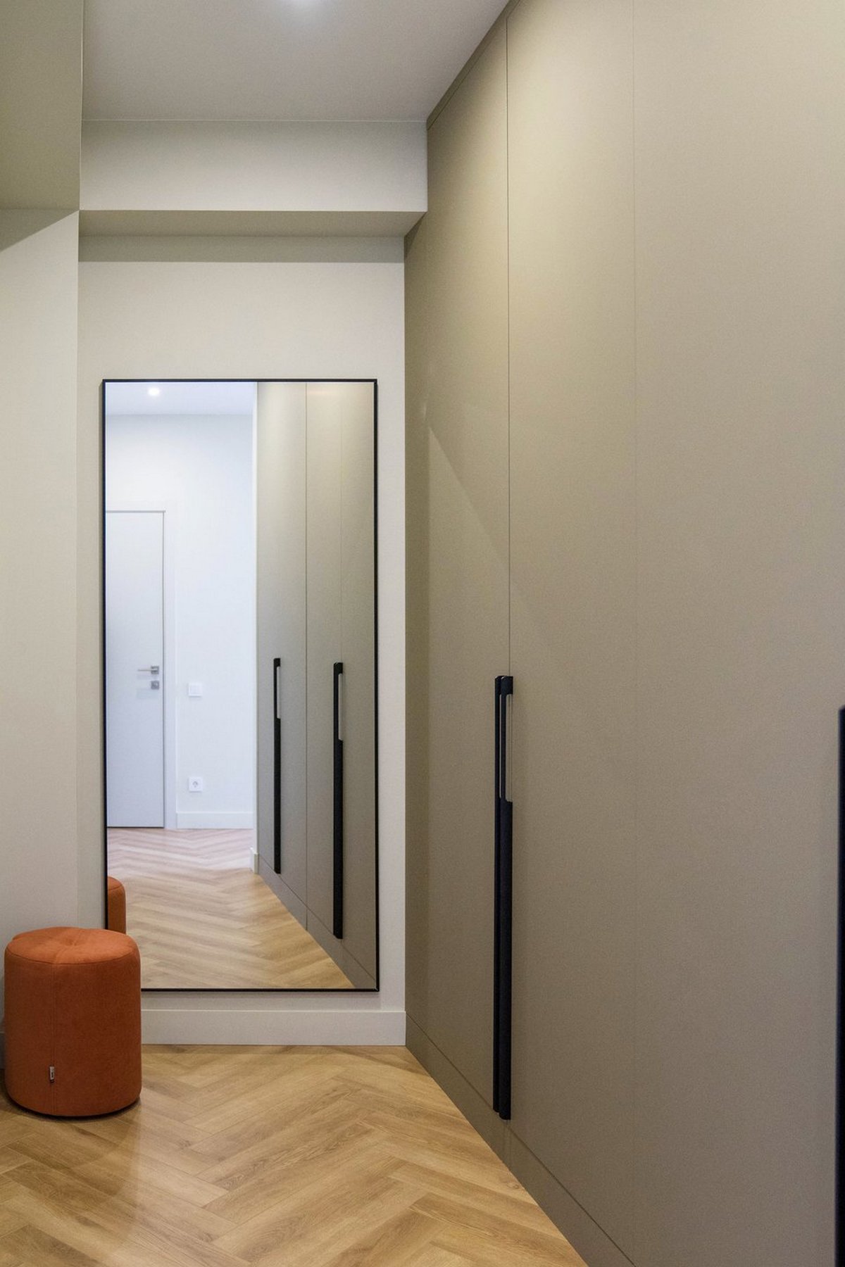 Homokszín és terrakotta: fiatal nő új lakása kis alaprajz módosítással