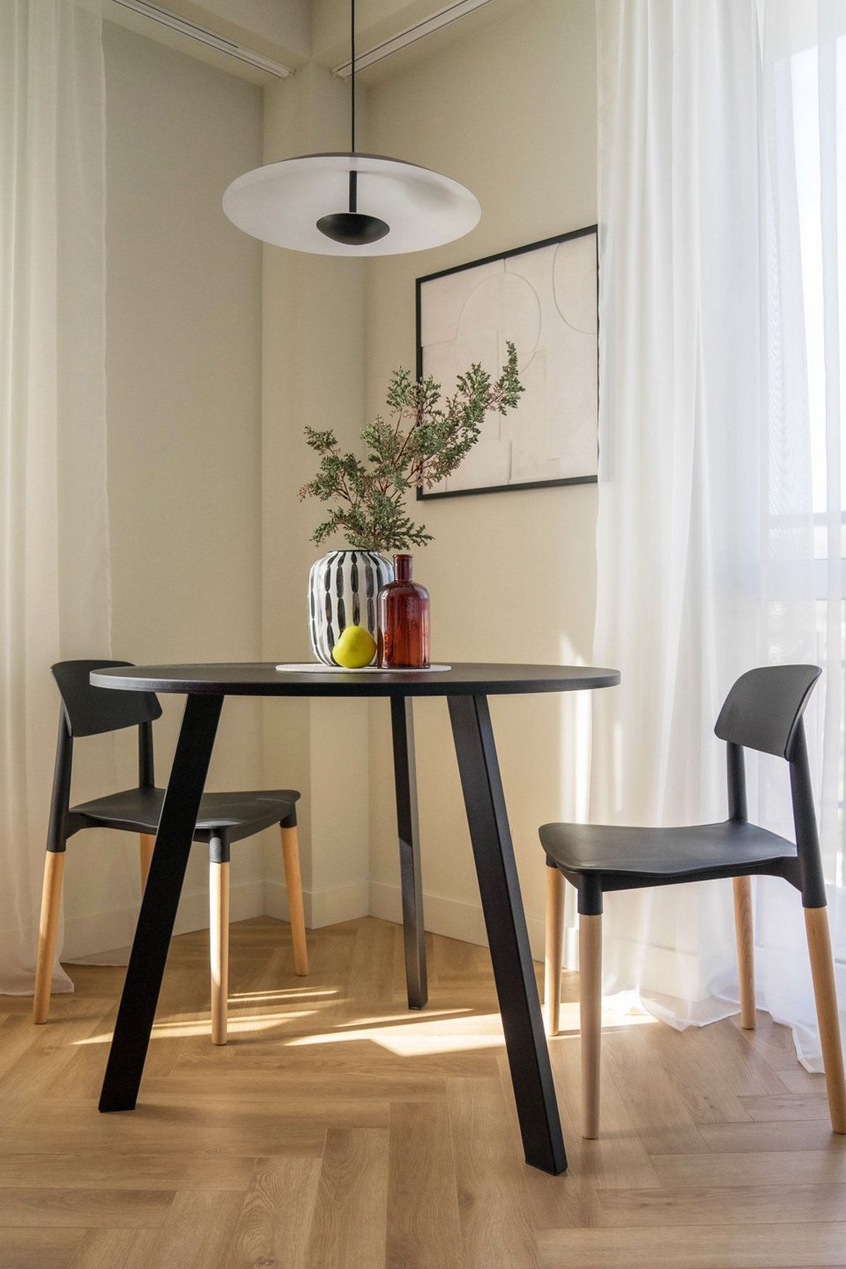 Homokszín és terrakotta: fiatal nő új lakása kis alaprajz módosítással