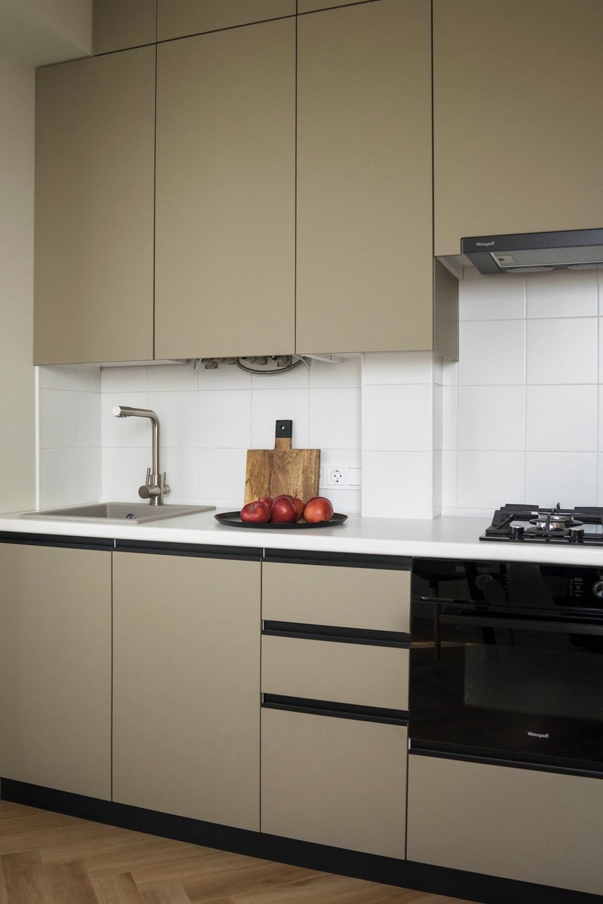 Homokszín és terrakotta: fiatal nő új lakása kis alaprajz módosítással