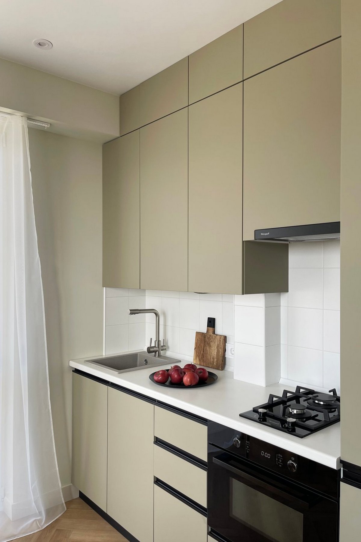 Homokszín és terrakotta: fiatal nő új lakása kis alaprajz módosítással