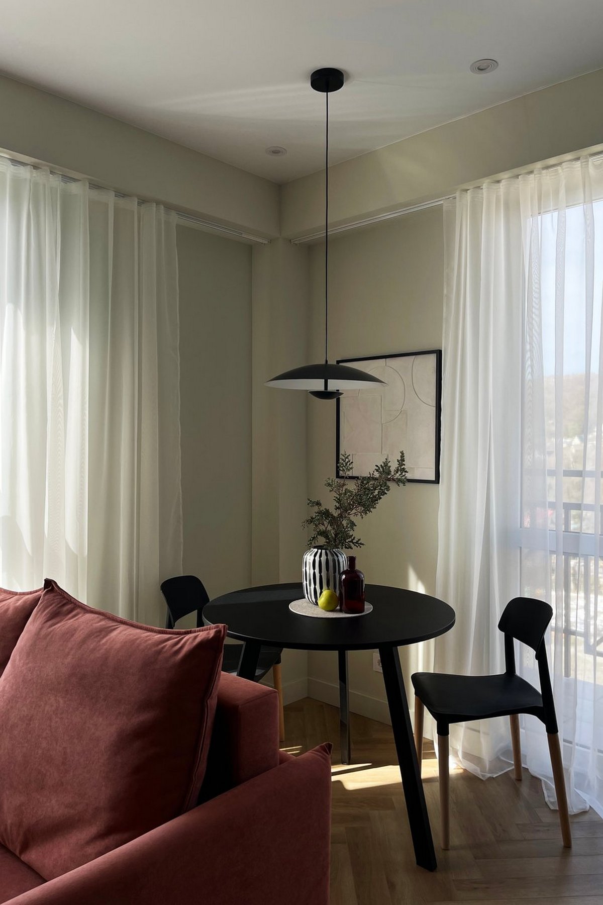 Homokszín és terrakotta: fiatal nő új lakása kis alaprajz módosítással