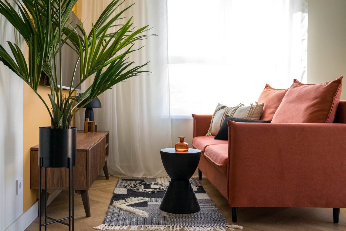 Homokszín és terrakotta: fiatal nő új lakása kis alaprajz módosítással