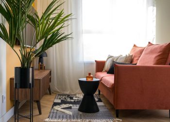 Homokszín és terrakotta: fiatal nő új lakása kis alaprajz módosítással