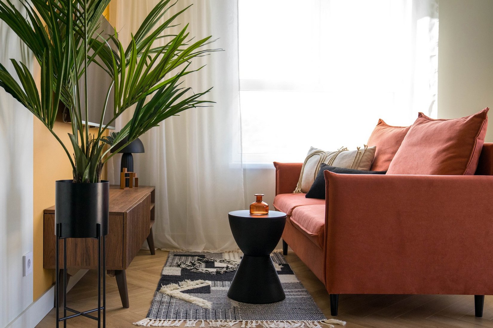 Homokszín és terrakotta: fiatal nő új lakása kis alaprajz módosítással