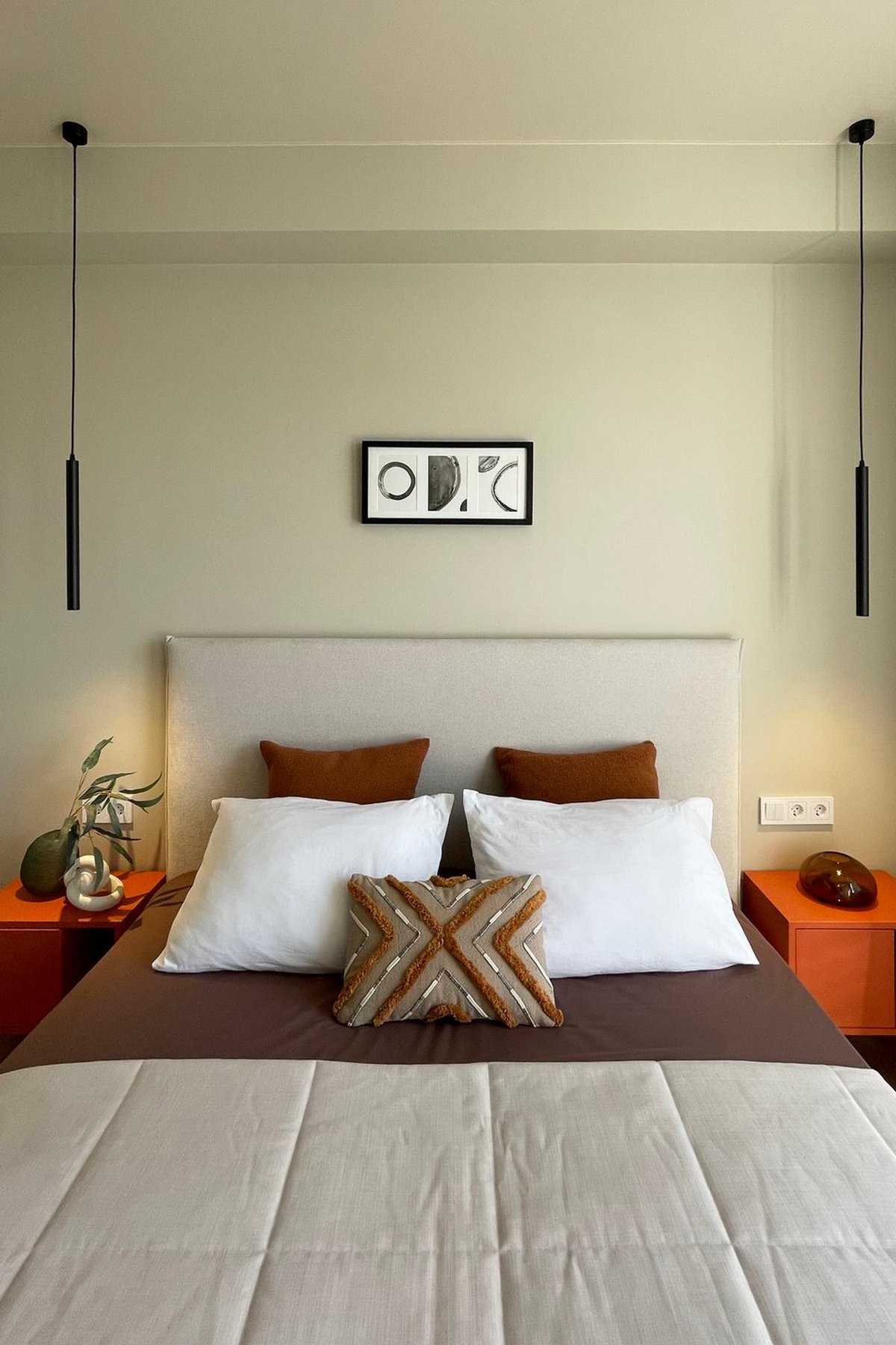 Homokszín és terrakotta: fiatal nő új lakása kis alaprajz módosítással