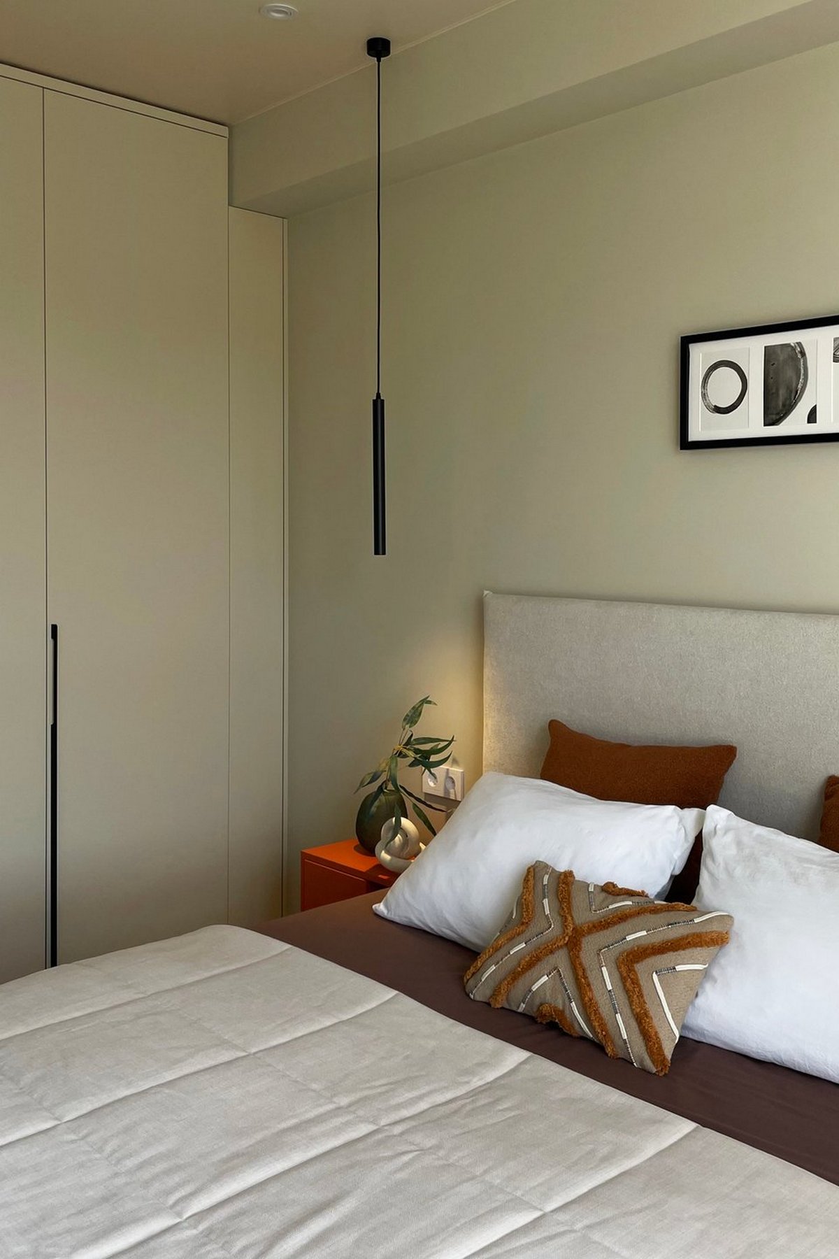 Homokszín és terrakotta: fiatal nő új lakása kis alaprajz módosítással