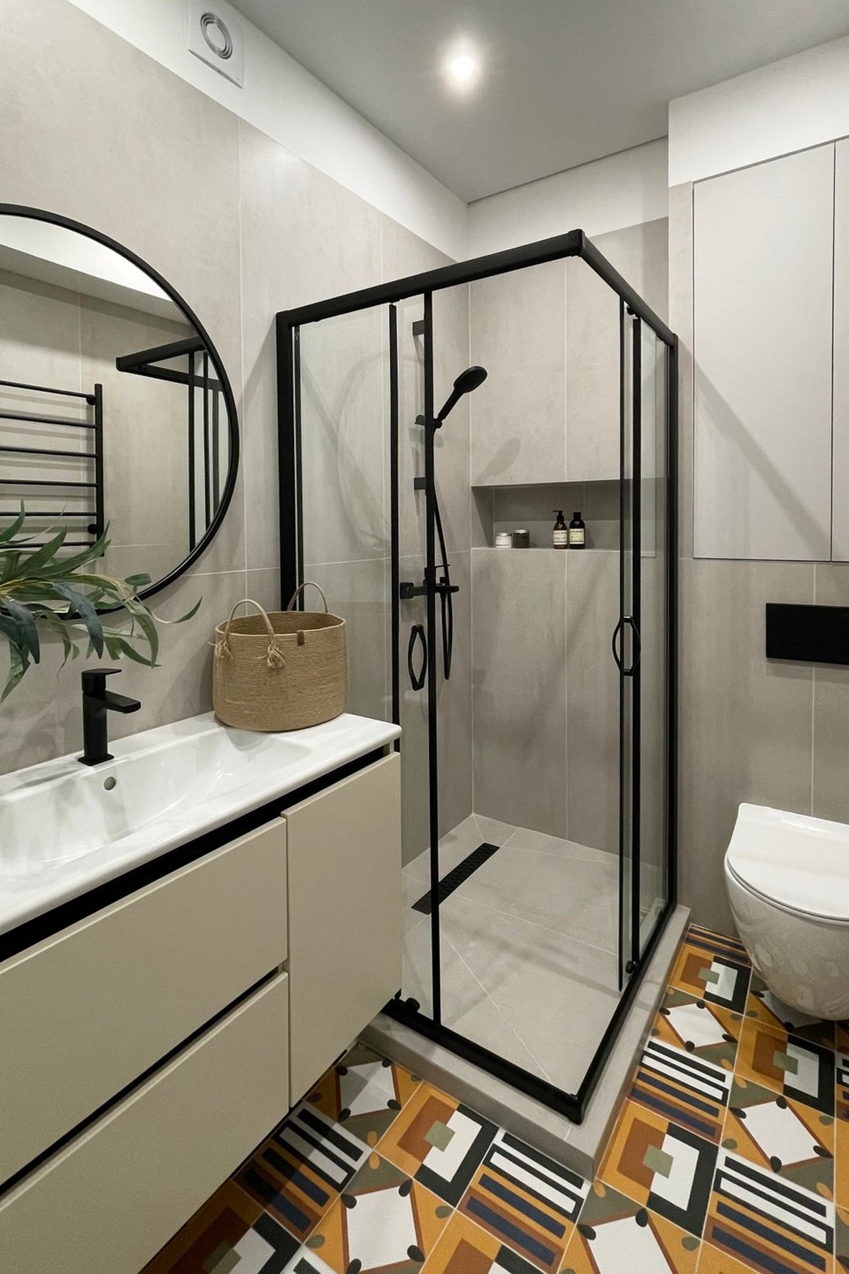 Homokszín és terrakotta: fiatal nő új lakása kis alaprajz módosítással