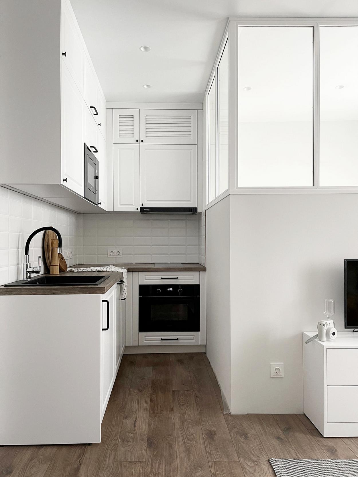 Jól átgondolt tervezés és költséghatékony skandináv stílus mutatja nagyobbnak a 28m2-es lakást