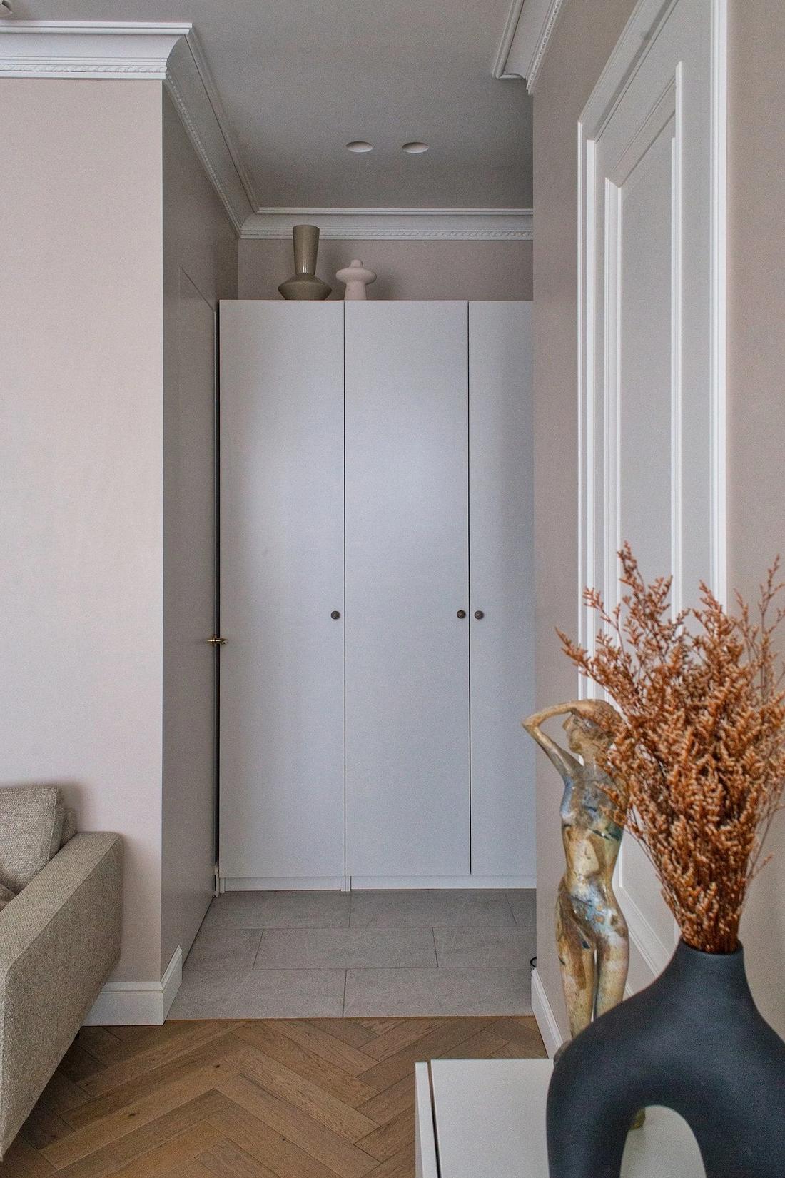 Könyvespolcok egy teljes falon, lágy bézs festés fiatal nő otthonában Könyvespolcok egy teljes falon, lágy bézs festés fiatal nő otthonában