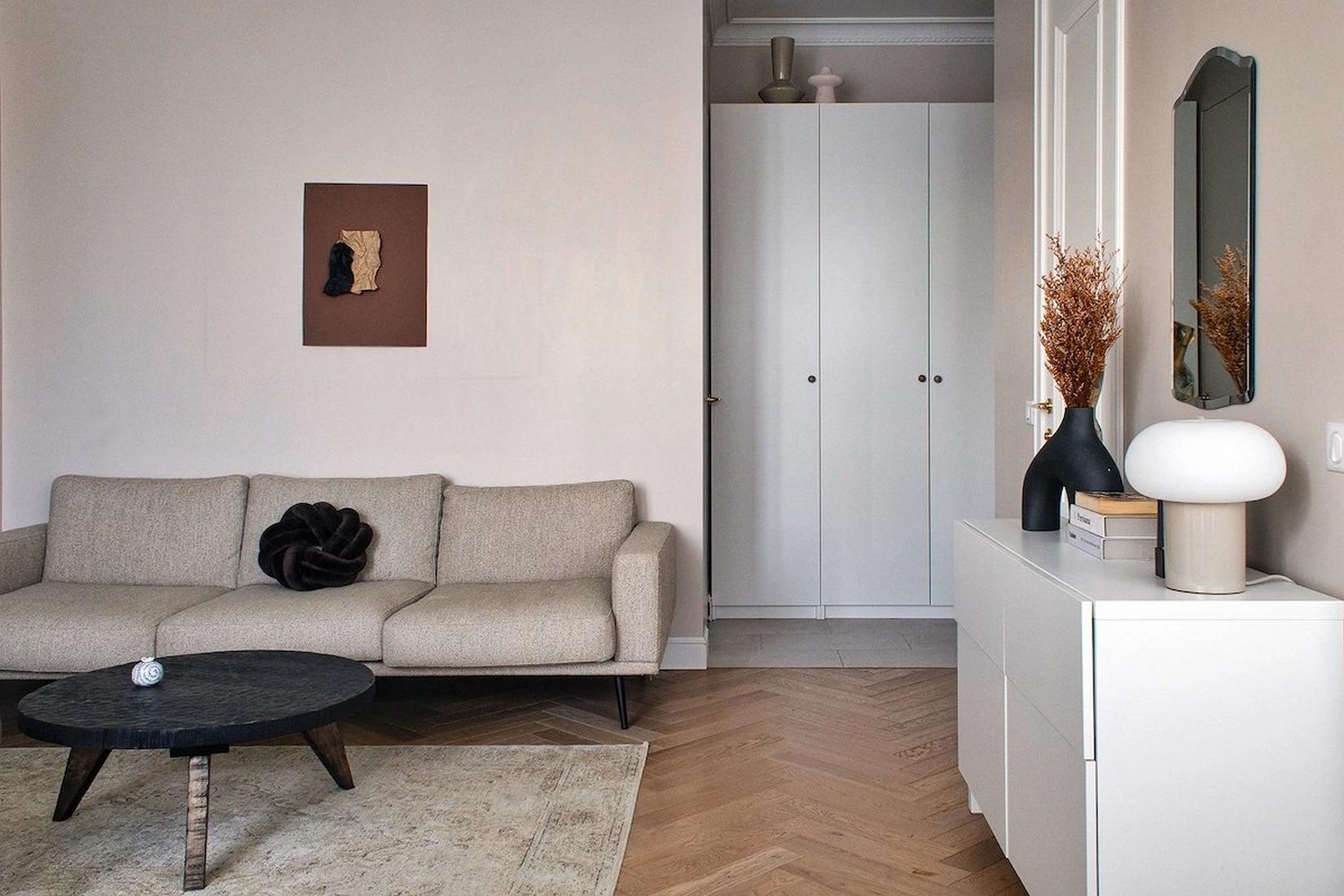 Könyvespolcok egy teljes falon, lágy bézs festés fiatal nő otthonában Könyvespolcok egy teljes falon, lágy bézs festés fiatal nő otthonában