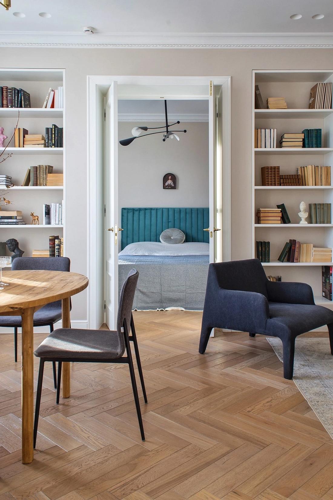 Könyvespolcok egy teljes falon, lágy bézs festés fiatal nő otthonában Könyvespolcok egy teljes falon, lágy bézs festés fiatal nő otthonában