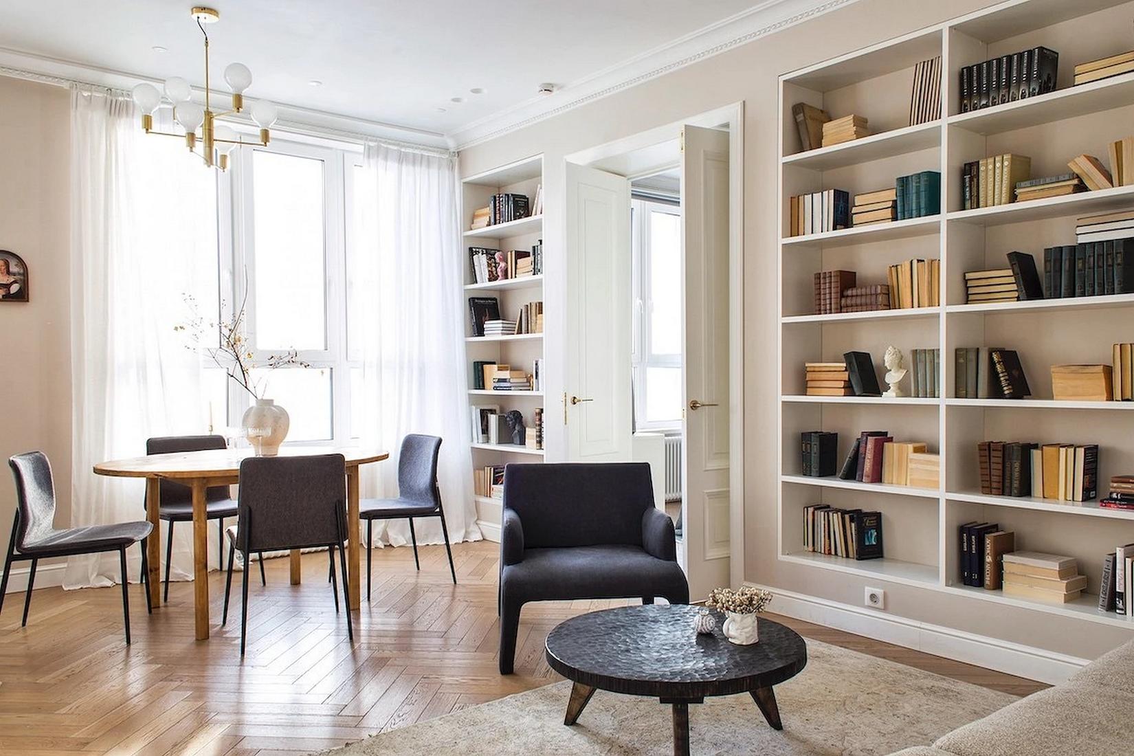 Könyvespolcok egy teljes falon, lágy bézs festés fiatal nő otthonában Könyvespolcok egy teljes falon, lágy bézs festés fiatal nő otthonában