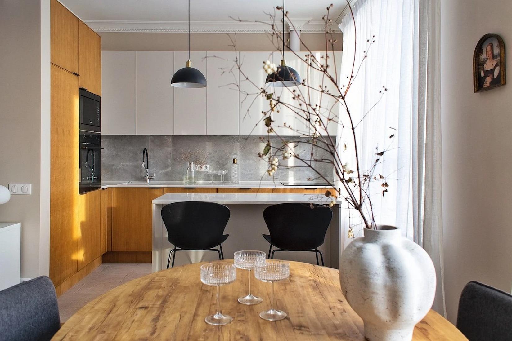 Könyvespolcok egy teljes falon, lágy bézs festés fiatal nő otthonában Könyvespolcok egy teljes falon, lágy bézs festés fiatal nő otthonában