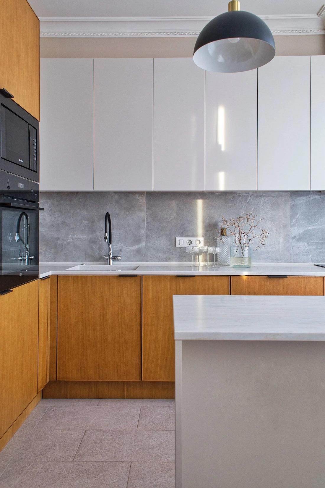 Könyvespolcok egy teljes falon, lágy bézs festés fiatal nő otthonában Könyvespolcok egy teljes falon, lágy bézs festés fiatal nő otthonában