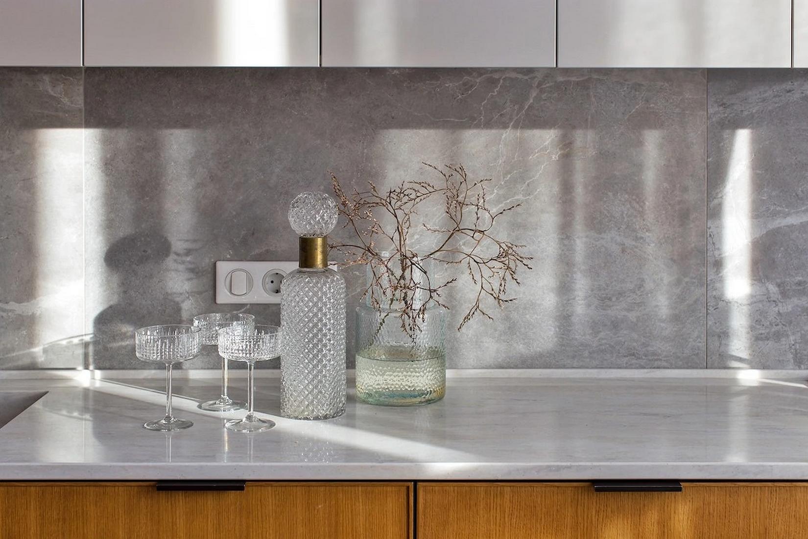 Könyvespolcok egy teljes falon, lágy bézs festés fiatal nő otthonában Könyvespolcok egy teljes falon, lágy bézs festés fiatal nő otthonában