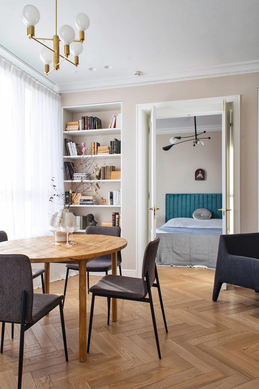 Könyvespolcok egy teljes falon, lágy bézs festés fiatal nő otthonában Könyvespolcok egy teljes falon, lágy bézs festés fiatal nő otthonában