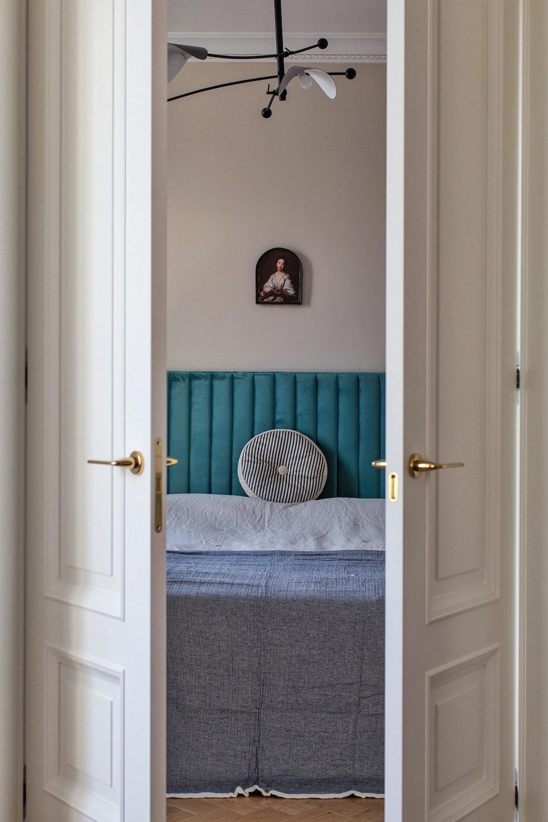 Könyvespolcok egy teljes falon, lágy bézs festés fiatal nő otthonában Könyvespolcok egy teljes falon, lágy bézs festés fiatal nő otthonában