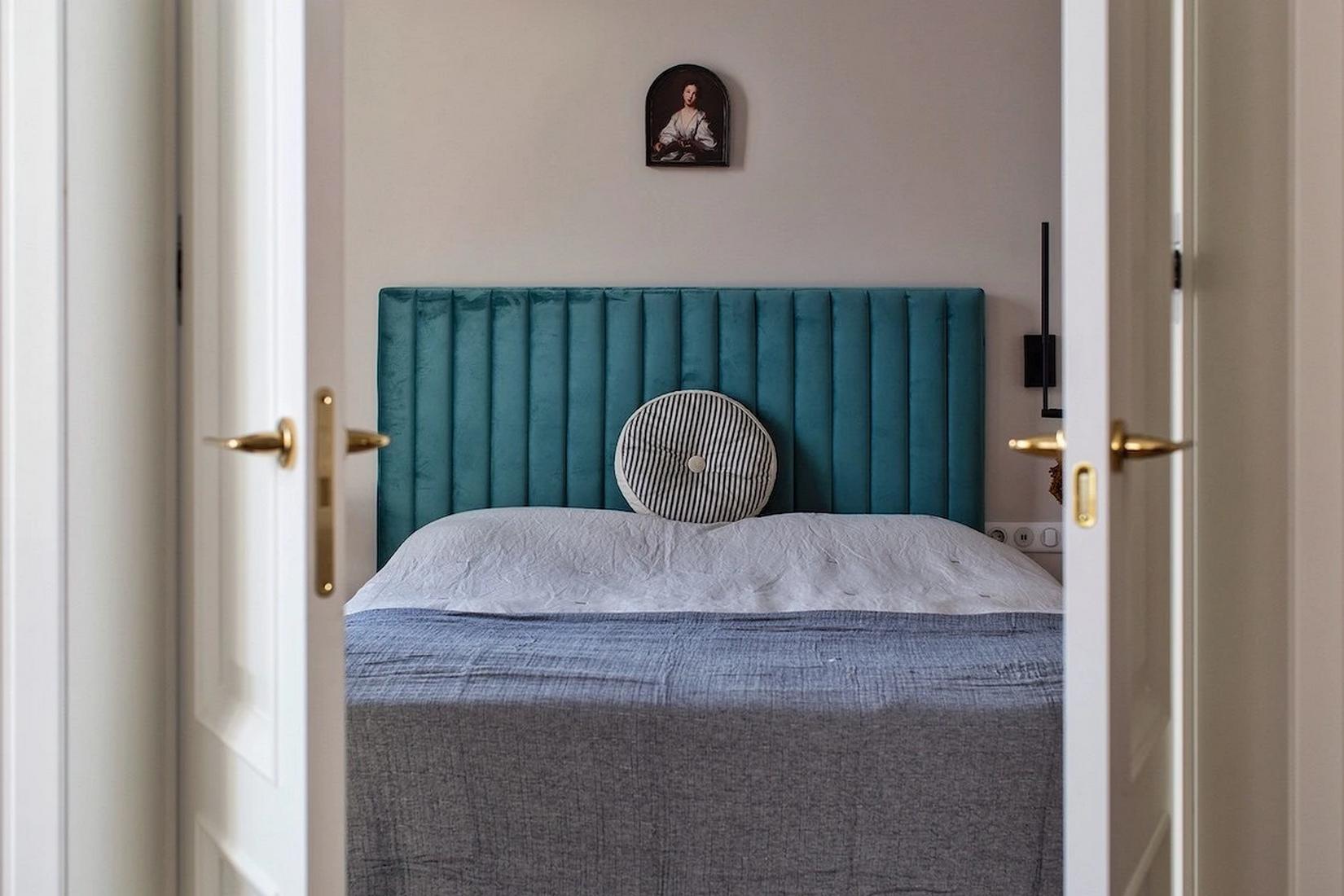 Könyvespolcok egy teljes falon, lágy bézs festés fiatal nő otthonában Könyvespolcok egy teljes falon, lágy bézs festés fiatal nő otthonában