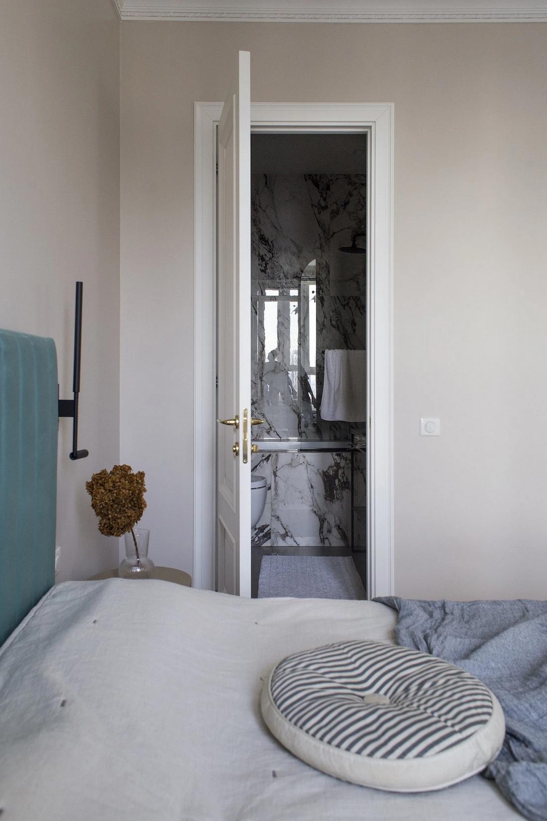 Könyvespolcok egy teljes falon, lágy bézs festés fiatal nő otthonában Könyvespolcok egy teljes falon, lágy bézs festés fiatal nő otthonában