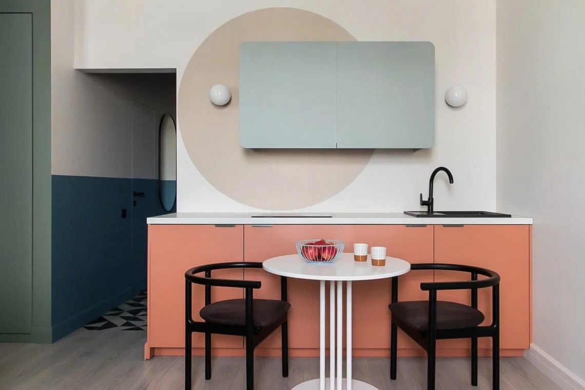 Kreatív színhasználat a lakásdekorációban és egy csipetnyi retro 35m2-es garzonban