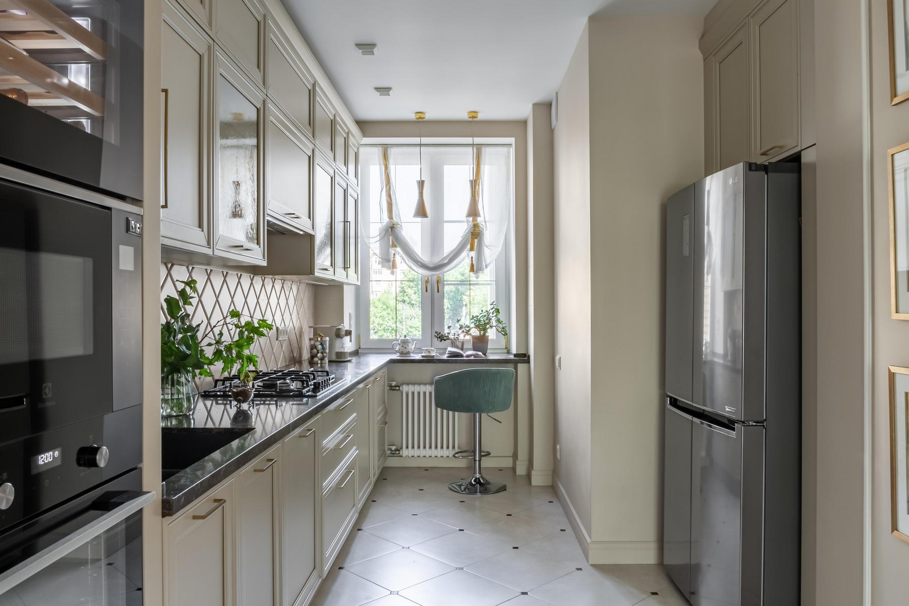 Különböző dekoráció szülőknek és tinédzser fiúnak háromfős család otthonában Különböző dekoráció szülőknek és tinédzser fiúnak háromfős család otthonában