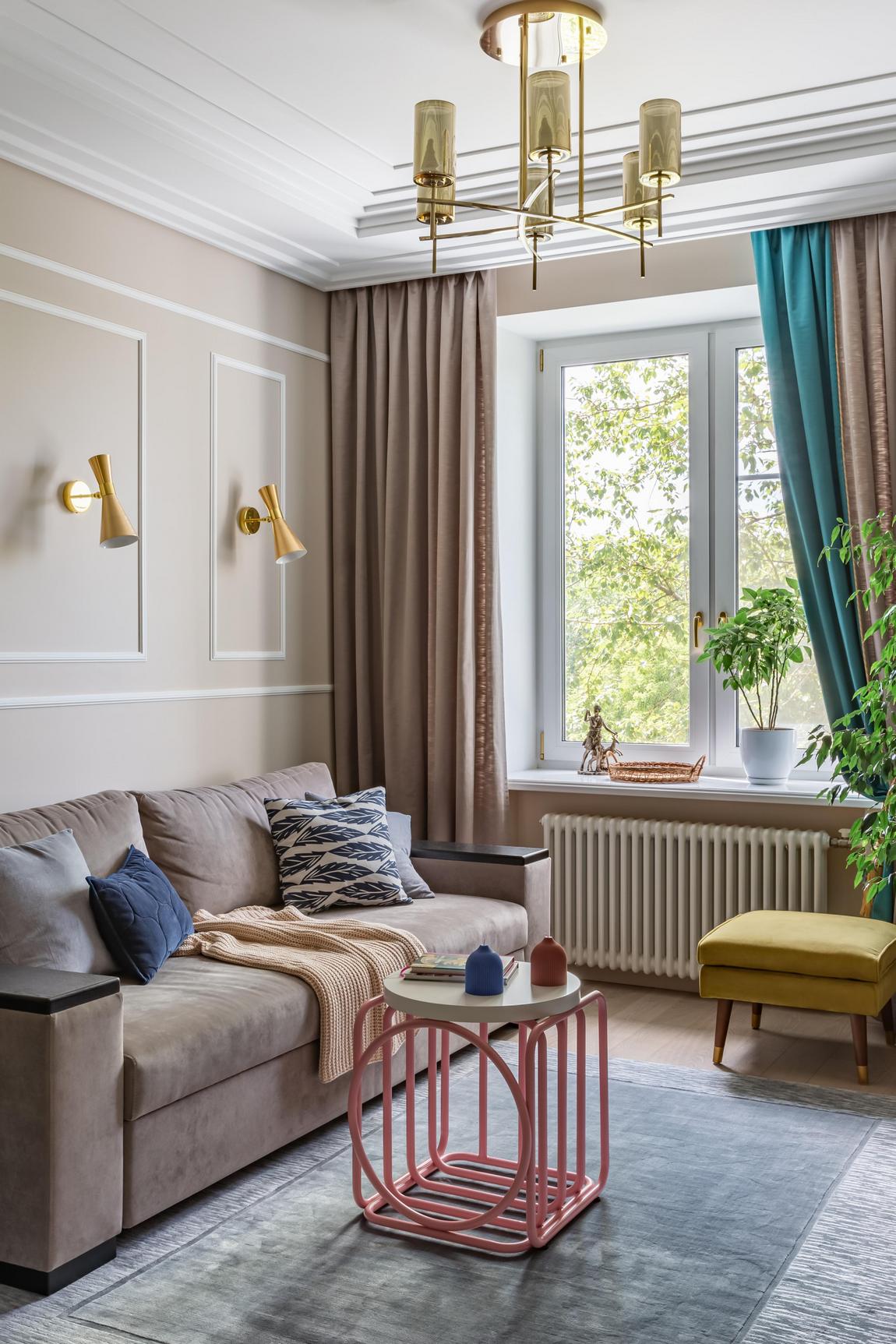 Különböző dekoráció szülőknek és tinédzser fiúnak háromfős család otthonában Különböző dekoráció szülőknek és tinédzser fiúnak háromfős család otthonában