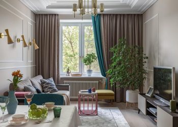 Különböző dekoráció szülőknek és tinédzser fiúnak háromfős család otthonában