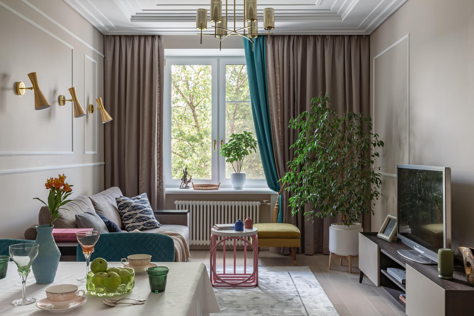 Különböző dekoráció szülőknek és tinédzser fiúnak háromfős család otthonában Különböző dekoráció szülőknek és tinédzser fiúnak háromfős család otthonában