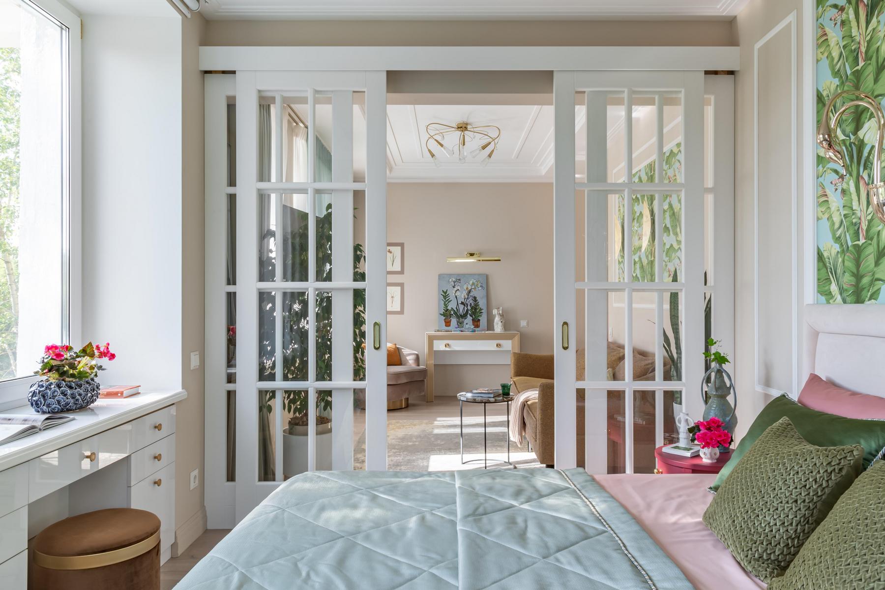 Különböző dekoráció szülőknek és tinédzser fiúnak háromfős család otthonában Különböző dekoráció szülőknek és tinédzser fiúnak háromfős család otthonában