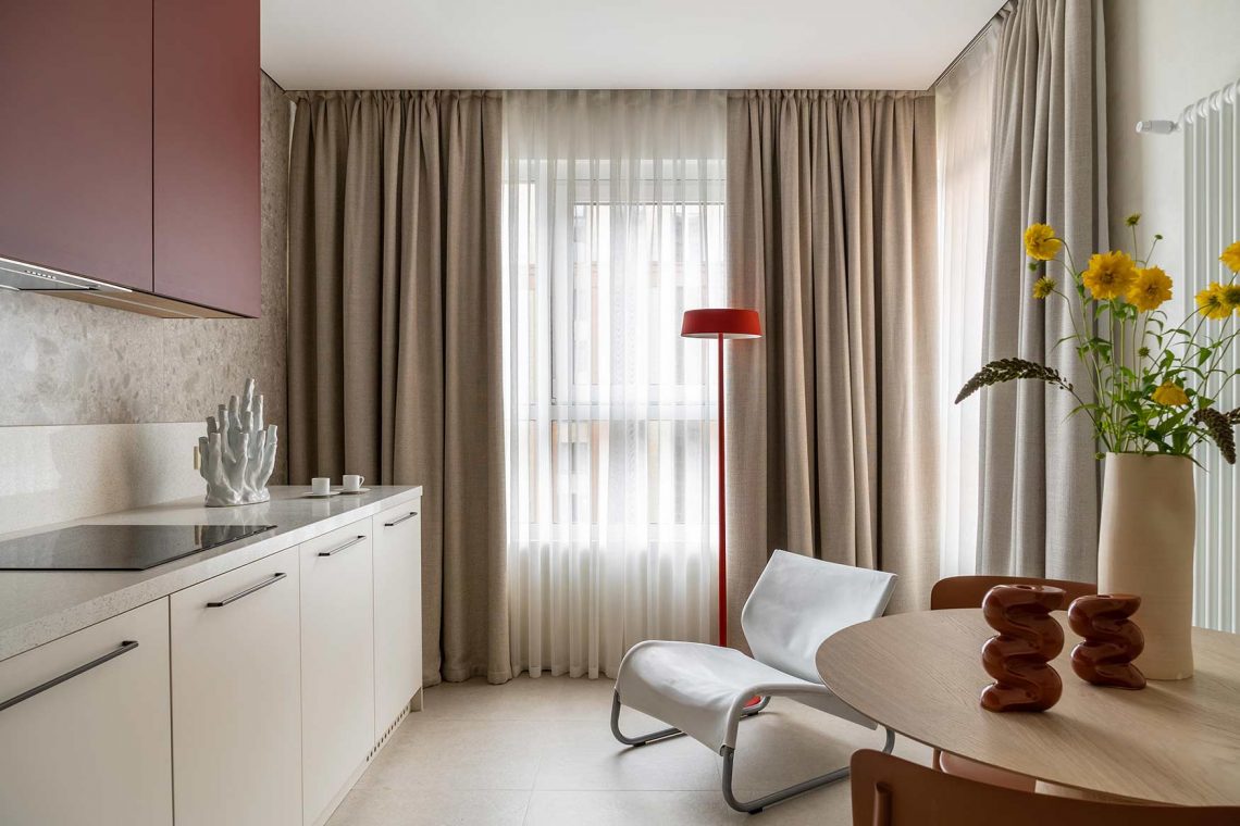 Laza, karakteres berendezés otthonról dolgozó nő lakásában